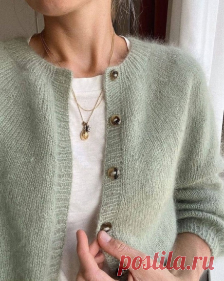 Кардиган Novice Cardigan, вяжем из мохера РАЗМЕРЫ: XS (S) M (L) XL (2XL) 3XL (4XL) 5XLКОНЕЧНЫЕ ИЗМЕРЕНИЯ ПО КАРДИГАНУ:- Ширина по линии окружности бюста:96 (100) 105 (111) 120 (129) 140 (151) 161см [37¾ (39¼) 41¼ (43¾) 47¼ (50¾) 55 (59½) 63¼ дюймов].- Общая длина (измерена по центру Спинки):52 (54) 56 (58) 59 (60) 61 (62) 63см...