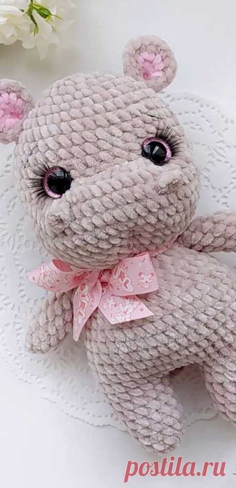 PDF Бегемотик с бантом крючком. FREE crochet pattern; Аmigurumi animal patterns. Амигуруми схемы и описания на русском. Вязаные игрушки и поделки своими руками #amimore - бегемот из плюшевой пряжи, плюшевый бегемотик.